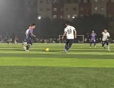 篮球比赛努力的球员