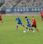 篮球比赛努力的球员