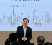 法兰克福球员努力拼搏,力争取得关键三分() 法兰克福球员努力拼搏,力争取得关键三分()